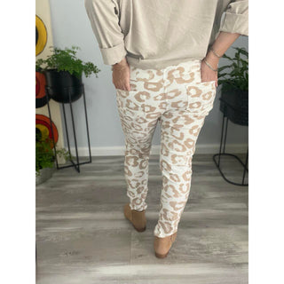  Unleash Your Wild Side with Beige Cheetah Pants! Introducing our fabulous new Cheetah Jeans in beige the perfect blend of versatility, comfort, and style! These pants are designed to be your go-to for any occasion. The lightweight, super-stretchy fabric ensures ultimate comfort and freedom of movement.