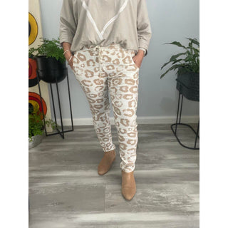  Unleash Your Wild Side with Beige Cheetah Pants! Introducing our fabulous new Cheetah Jeans in beige the perfect blend of versatility, comfort, and style! These pants are designed to be your go-to for any occasion. The lightweight, super-stretchy fabric ensures ultimate comfort and freedom of movement.