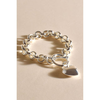 Introducing our Silver Metal-Plated Belcher Bracelet with a Distinctive Toggle Clasp, adorned with a 3D Heart Pendant – a symbol of timeless love and elegance. This belcher bracelet is meticulously crafted from high-quality silver-plated metal.