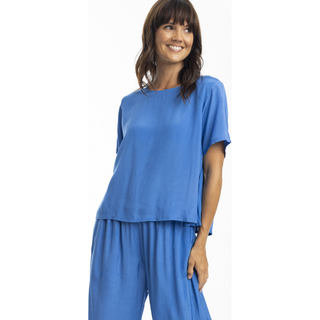 Introducing the Una Top, crafted from 100% Indian rayon for a luxurious feel and exceptional breathability. Its vibrant bright blue hue radiates with an exquisite sheen, while the billowing back design offers an effortless, flowing silhouette. The short sleeves and high-low hem create a modern, relaxed fit that's perfect for any occasion. Pair the Una Top with the Maeli Pant for a chic and comfortable ensemble that moves with you.