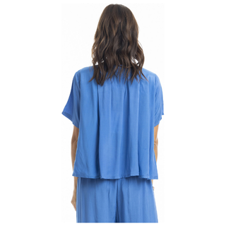 Introducing the Una Top, crafted from 100% Indian rayon for a luxurious feel and exceptional breathability. Its vibrant bright blue hue radiates with an exquisite sheen, while the billowing back design offers an effortless, flowing silhouette. The short sleeves and high-low hem create a modern, relaxed fit that's perfect for any occasion. Pair the Una Top with the Maeli Pant for a chic and comfortable ensemble that moves with you.