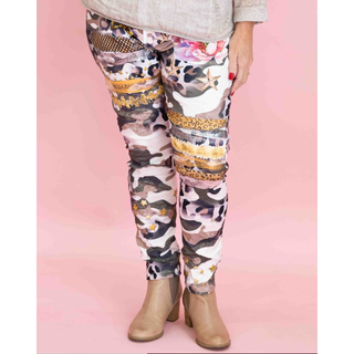 ﻿The design of the Gangsta Jeans incorporates a variety of captivating details, including a large pink flower, small gold stars, and strips of glitter print. These intricate embellishments add an element of glamour and individuality, ensuring that your style stands out from the crowd.