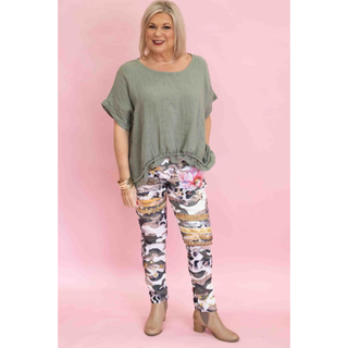 ﻿The design of the Gangsta Jeans incorporates a variety of captivating details, including a large pink flower, small gold stars, and strips of glitter print. These intricate embellishments add an element of glamour and individuality, ensuring that your style stands out from the crowd.