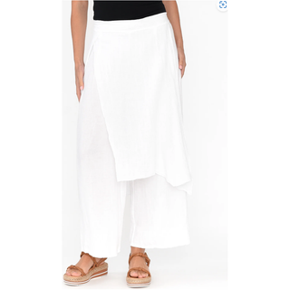 Elegance meets comfort in the Zara Linen Pant Skirt. This versatile piece is designed to offer a perfect fit while exuding an air of sophistication and timeless style. Explore the features that make this garment a must-have addition to your wardrobe.