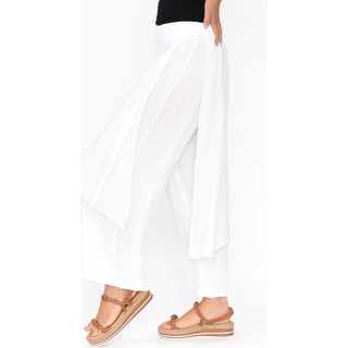 Elegance meets comfort in the Zara Linen Pant Skirt. This versatile piece is designed to offer a perfect fit while exuding an air of sophistication and timeless style. Explore the features that make this garment a must-have addition to your wardrobe.