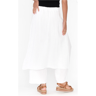 Elegance meets comfort in the Zara Linen Pant Skirt. This versatile piece is designed to offer a perfect fit while exuding an air of sophistication and timeless style. Explore the features that make this garment a must-have addition to your wardrobe.