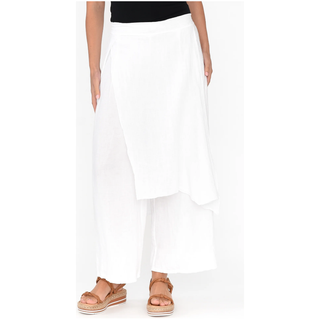 Elegance meets comfort in the Zara Linen Pant Skirt. This versatile piece is designed to offer a perfect fit while exuding an air of sophistication and timeless style. Explore the features that make this garment a must-have addition to your wardrobe.